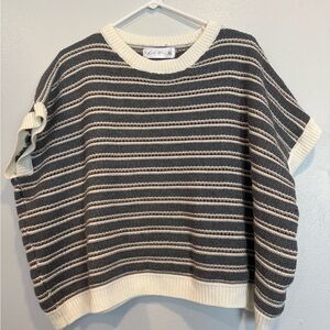 Cozy Gray Cable Knit Sweater with Ribbed Cuffs